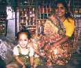 Une ravissante petite fille avec sa maman qui vend des bracelets