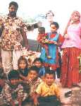 Une famille nombreuse  Pokhara; le papa est potier