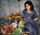 Une fillette et son petit frre dans une tribu