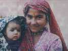 Une jeune maman heureuse et son bb