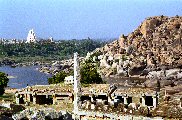 Paysage typique du site d'Hampi; au fond, le temple de Virupaksha