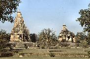 Vue d'ensemble, dans le parc des temples du groupe ouest, des temples de Kandariya et de Jadagambi