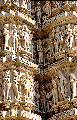 Les murs extrieurs des temples fourmillent littralement de sculptures dlicates
