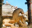 Jeune garçon affrontant un lion, temple de Mahadev