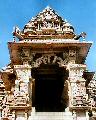 Magnifique porche du temple de Kandariya