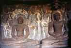 Mahavir à droite, Parshvanath à gauche, grotte 33