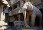 Eléphant gigantesque devant la grotte 32