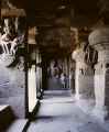 Long corridor de la grotte 17 avec un grand Ganesh  l'extrmit