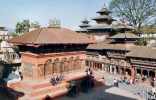 Durbar Square : au premier plan, le temple de Shiva et Pârvatî