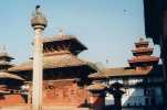 Entrée du Palais Royal et colonne du roi Pratap Malla