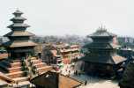 Les temples de Nyatapola à gauche et Akash Bhairav, à droite