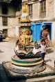 Enfant près d'un chaitya peint, Maru Tole