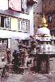 Une cour avec un chaitya (petit stupa bouddhiste) gardé par des lions
