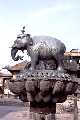 Eléphant de bronze sur un pilier; temple de Rato Machhendranath