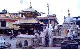 L'esplanade de Swayambhunath; le temple au deuxime plan est ddi  la desse 
Hariti
