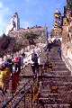 Il faut escalader ces raides escaliers pour mériter la visite du stupa de 
Swayambunath