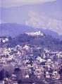 Le stupa de Swayambhunath sur sa colline dans le lointain