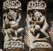 Deux personnages diaboliques sur la face Est du Nitya Mandir