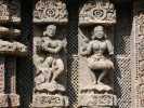Deux musiciennes sur la face Est du Nitya Mandir