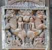 Cavaliers chevauchant des monstres mythiques