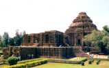 Le Nitya Mandir, au second plan, le gigantesque jagamohan