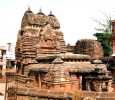 Le temple de Vaital Deul au toit en khakhara;  l'arrire plan, temple de Shishireshvara