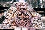 Shiva Natarja dans un mdaillon de perles de pierre; au-dessus un Kirtimukha (Visage de Gloire)