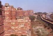 Quel contraste avec le Taj Mahal : le Fort Rouge dresse ici ses fortifications puissantes
