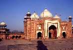 Sur le ct gauche du Taj Mahal, se dresse la mosque que l'on ne visite pas